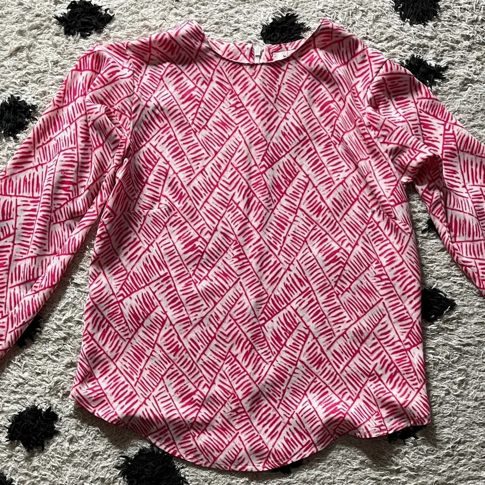 Bartle b. Size small Women's Dark Pink Patterned Top with back zipper